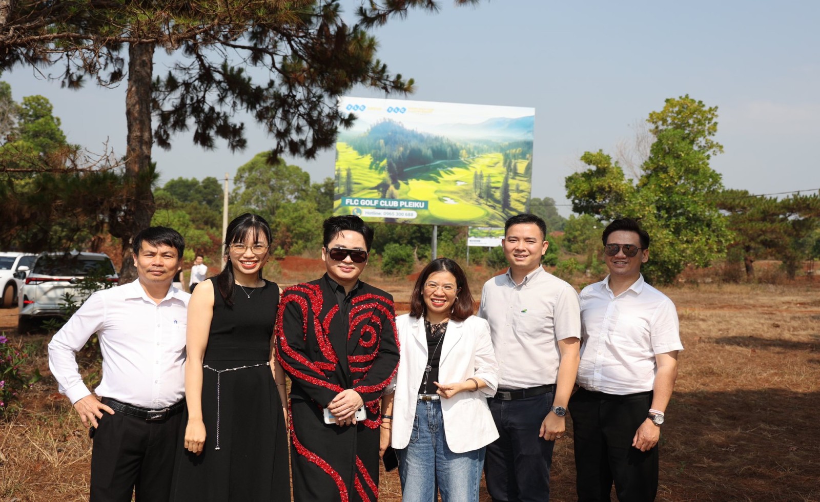 Ca sĩ Tùng Dương đi xem dự án của Chủ tịch Trịnh Văn Quyết trước khi hát tặng ông bài "Tái sinh"