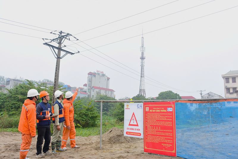 Cảnh báo nguy cơ mất an toàn từ vi phạm hành lang lưới điện truyền tải