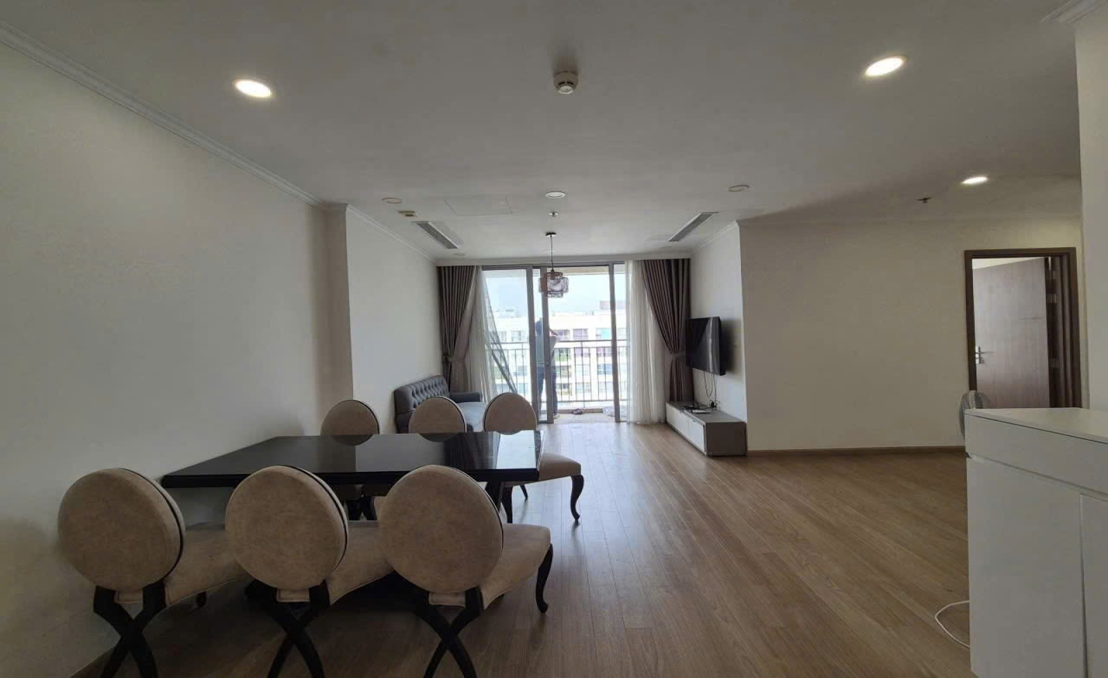 Chủ nhà liên tục hạ giá, vì sao chung cư Hà Nội vẫn khó sang tay?