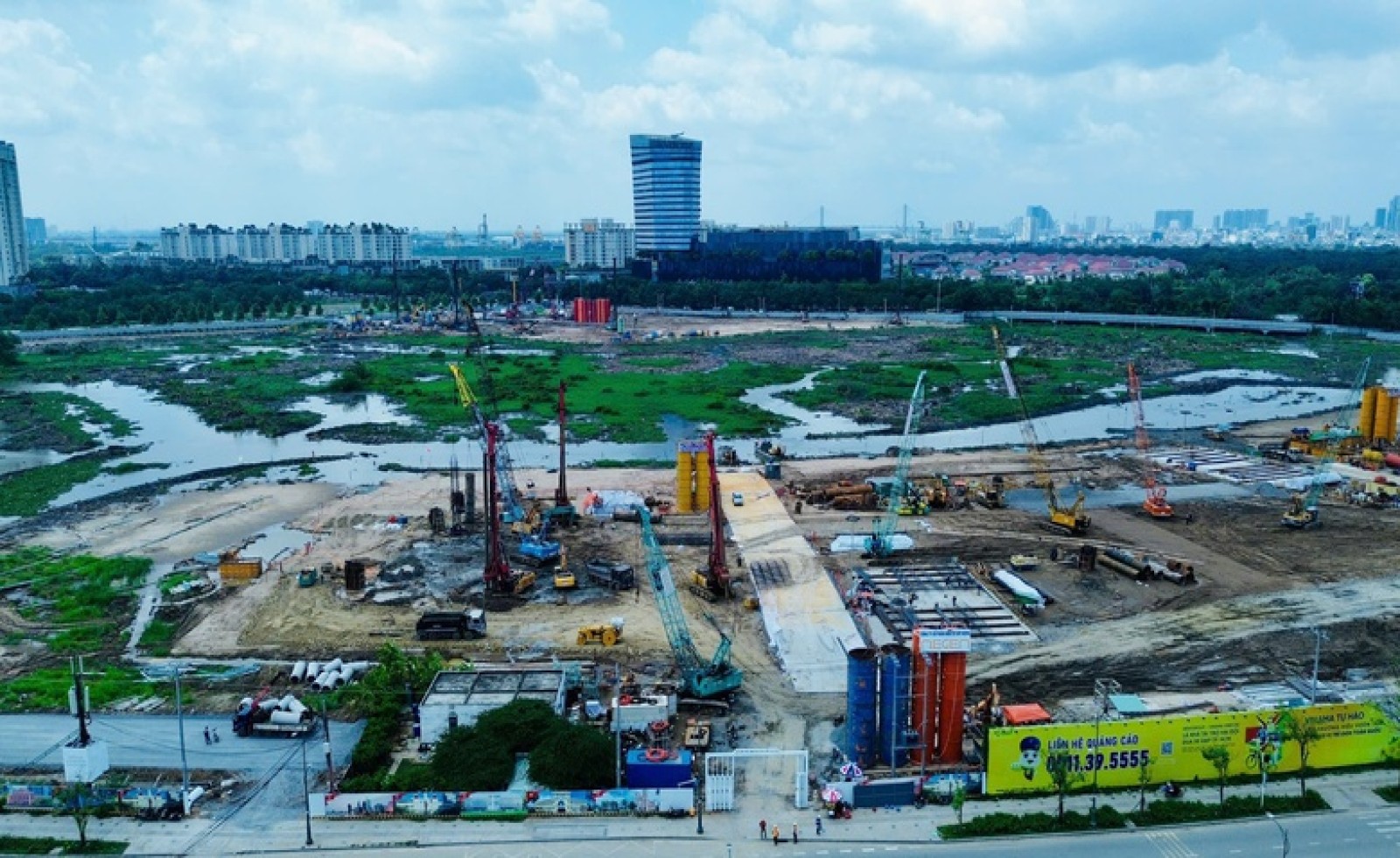 Đại công trường Quảng trường trung tâm TP.HCM nhộn nhịp sau hơn một tháng khởi công