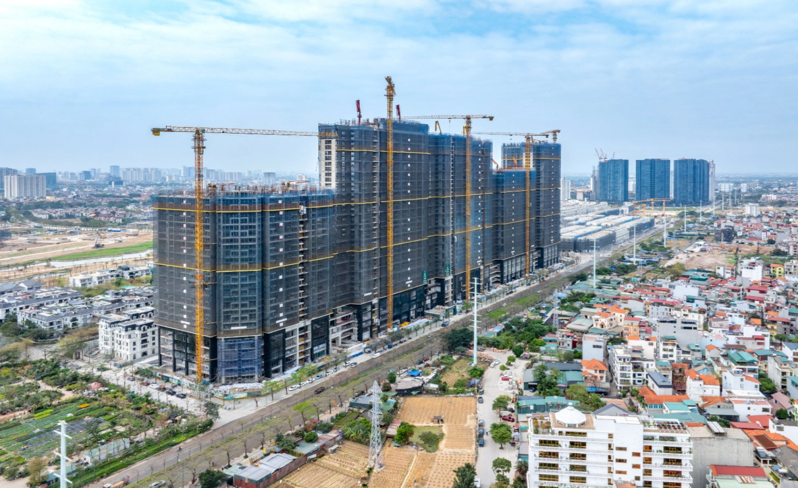 Dự án nhà ở tại Tây Hồ Tây cất nóc ba tòa tháp