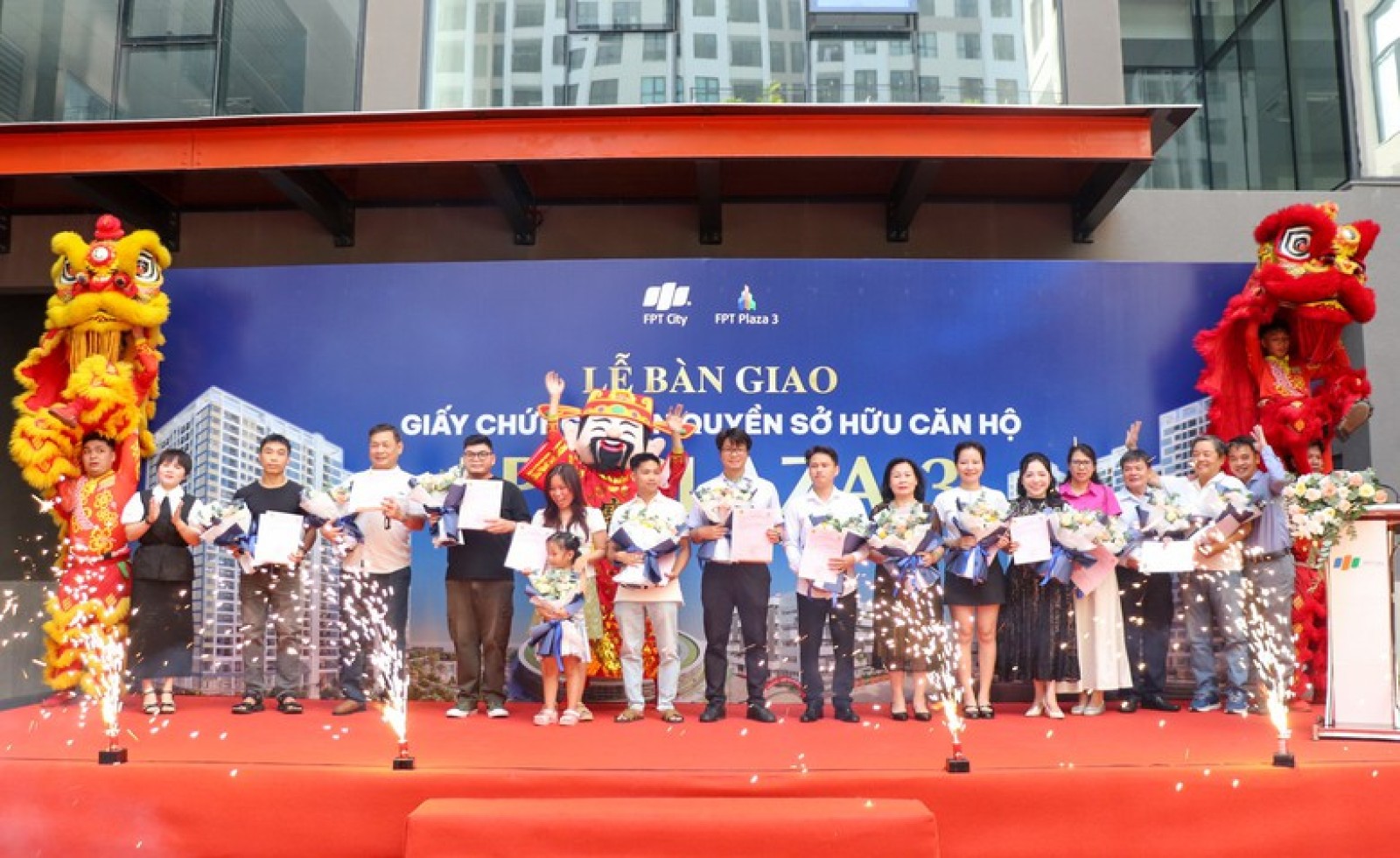FPT City Đà Nẵng bàn giao giấy chứng nhận quyền sở hữu căn hộ cho cư dân FPT Plaza 3