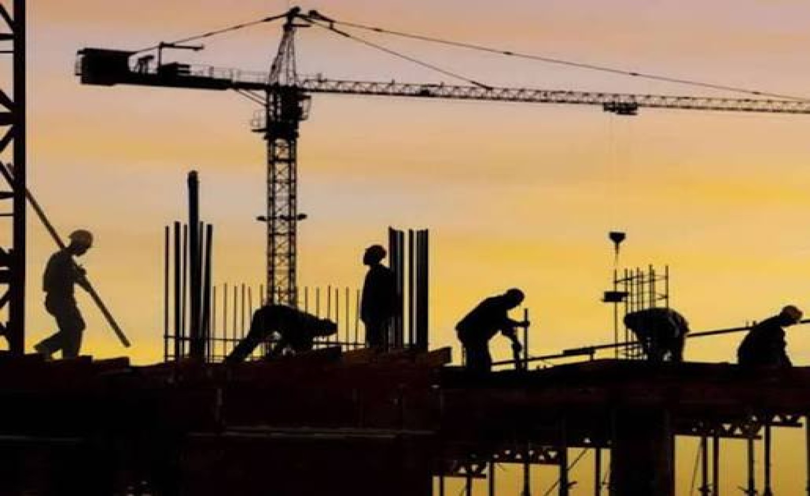 Giá vật liệu, xăng dầu tăng cao: “Sức ép kép” với nhà thầu xây lắp và bài toán giải ngân của Bộ Xây dựng