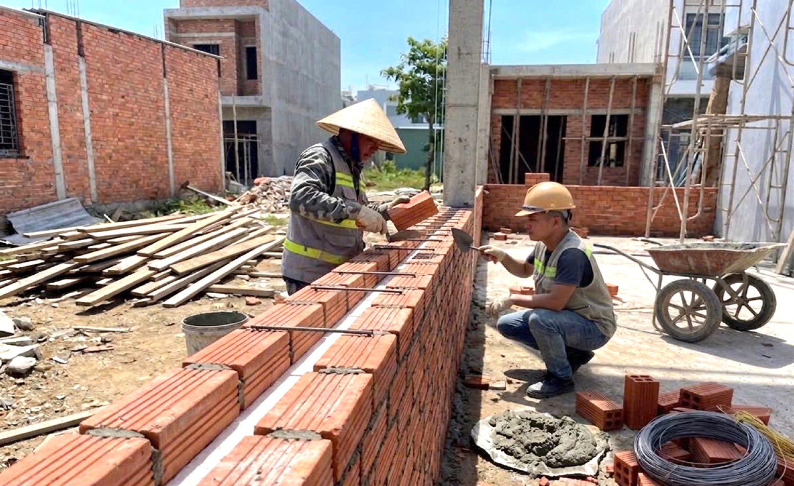 Hạ nhiệt ngôi nhà bằng tường gạch hai lớp