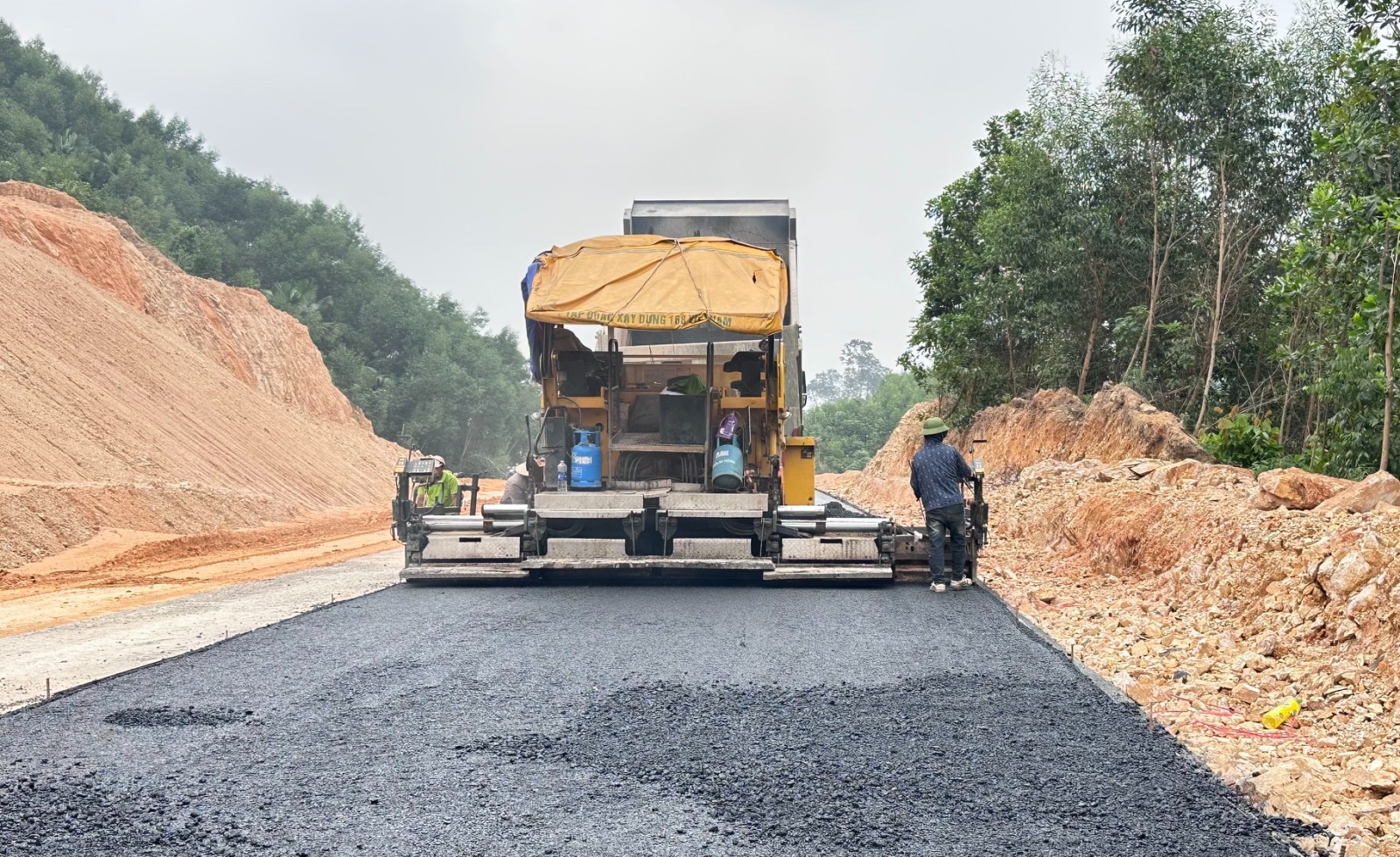 Hàng nghìn công nhân bám công trường, cao tốc Tuyên Quang - Hà Giang tăng tốc về đích