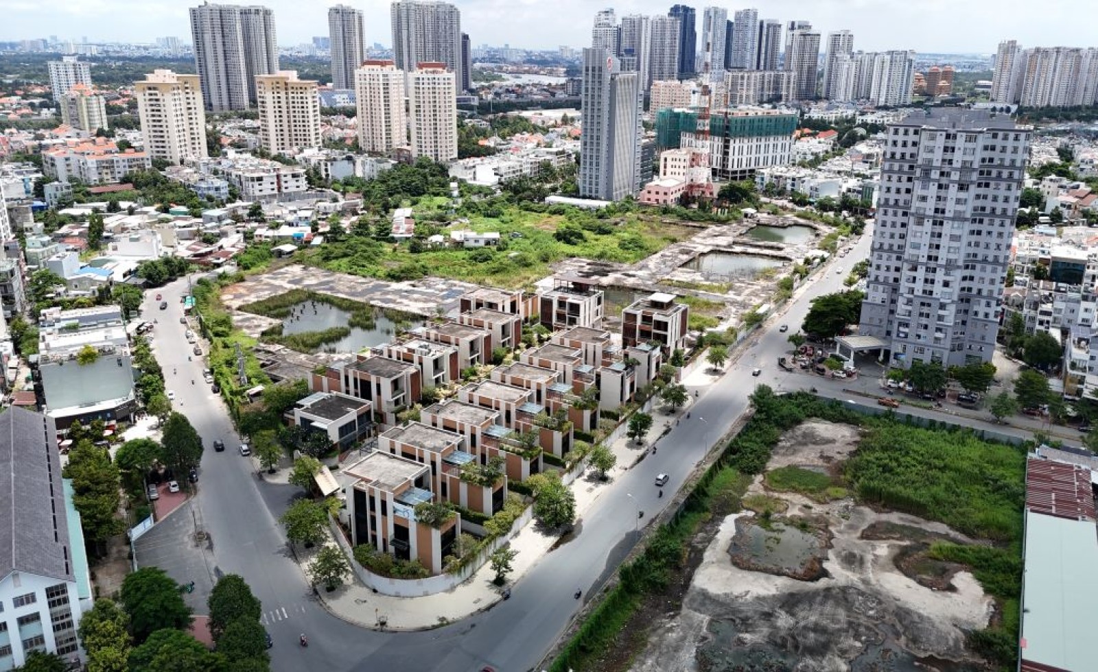 Hàng trăm dự án tại TP HCM chờ định giá đất