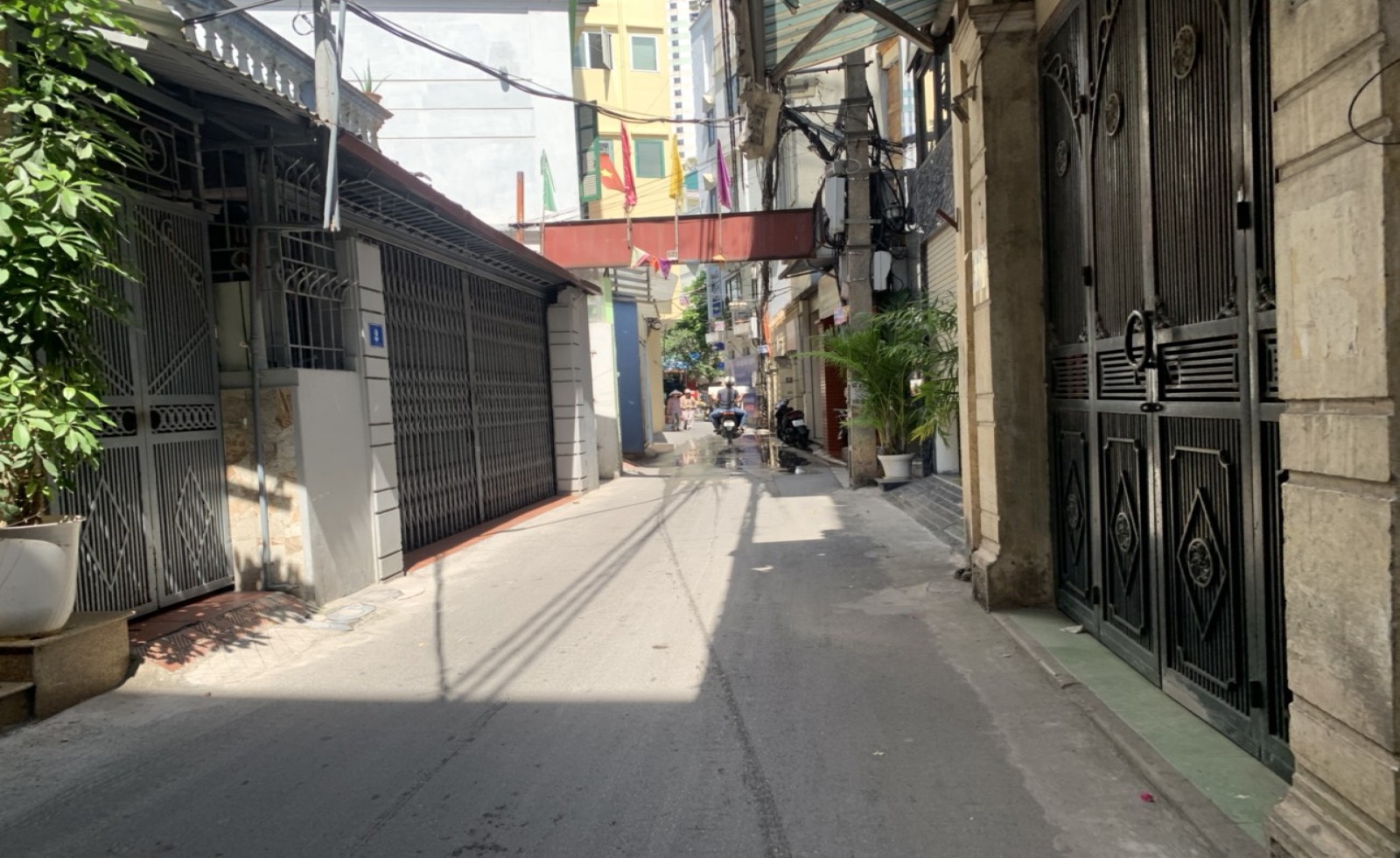 Hàng xóm vắng mặt không ký giáp ranh thửa đất, người dân làm sổ đỏ thế nào?