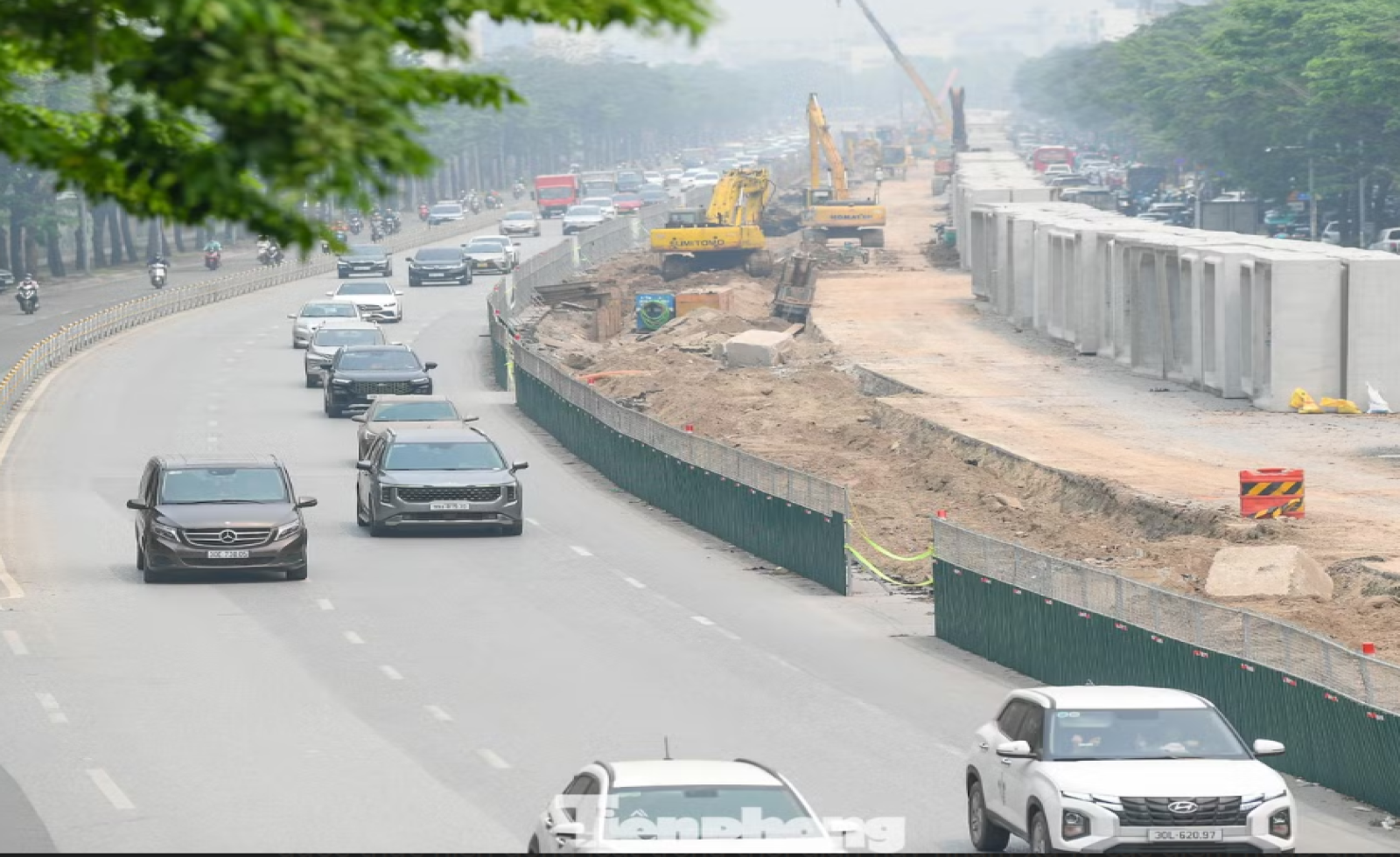 Khổ sở vượt 'đại công trường' chống ngập Hà Nội