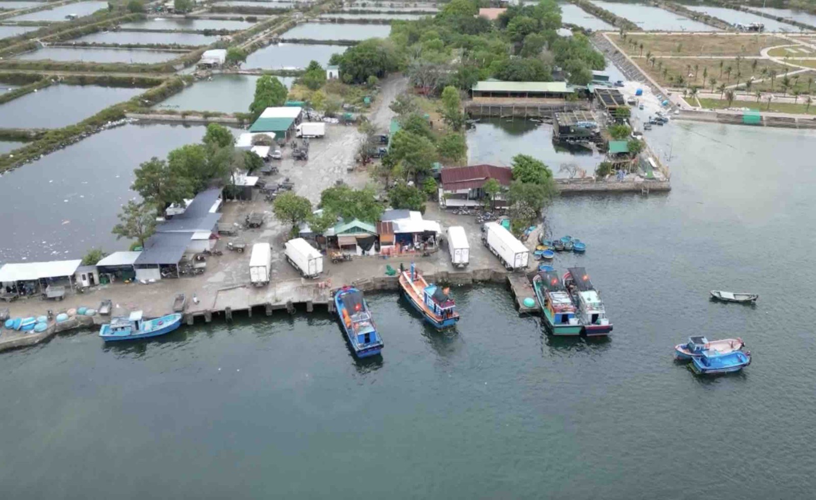 Kiểm tra bến bãi tự phát ven biển Cam Ranh hoạt động suốt 10 năm