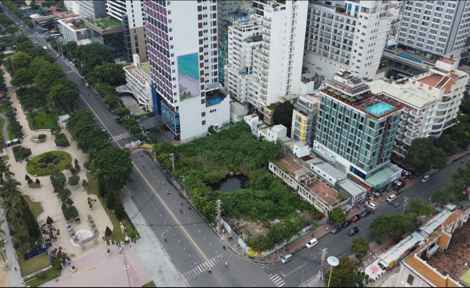 Loạt đất vàng ven biển Nha Trang bỏ hoang, có chỗ biến thành ‘ao nuôi muỗi'