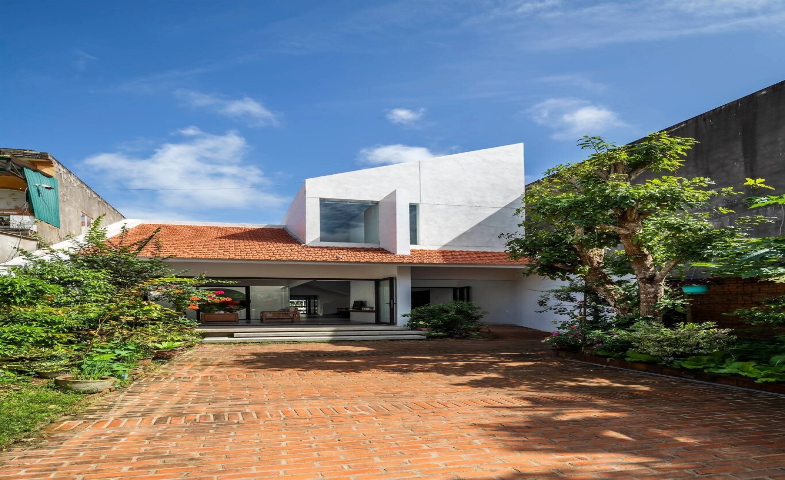 Mái ngói truyền thống trong khối kiến trúc hiện đại