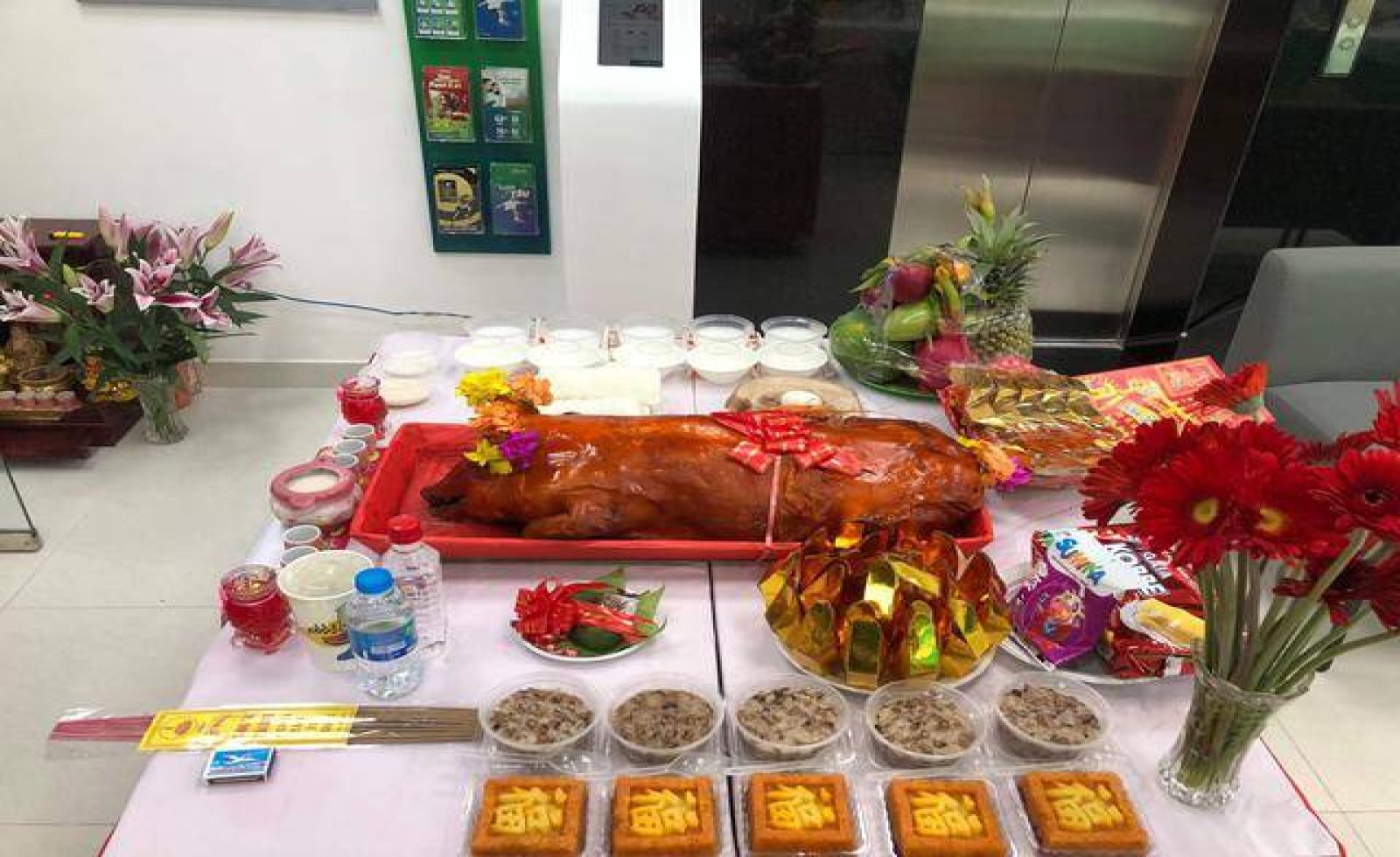 Nhà không có sân, ở chung cư thì đặt lễ cúng cô hồn ở đâu?