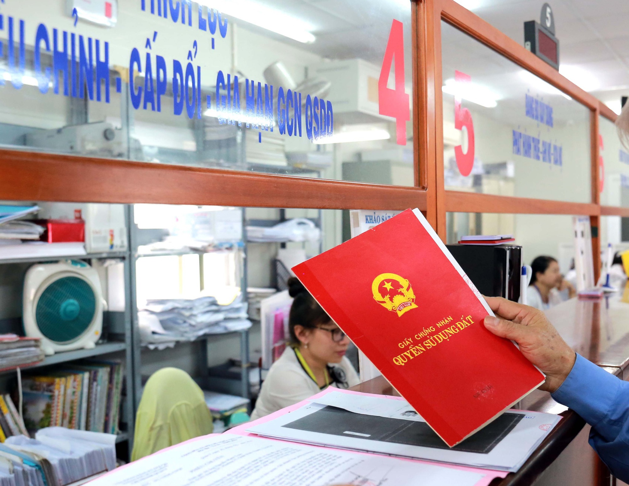Tòa tuyên Văn phòng đăng ký đất đai thua kiện vì tự ý dừng cấp sổ hồng do hàng xóm không ký giáp ranh