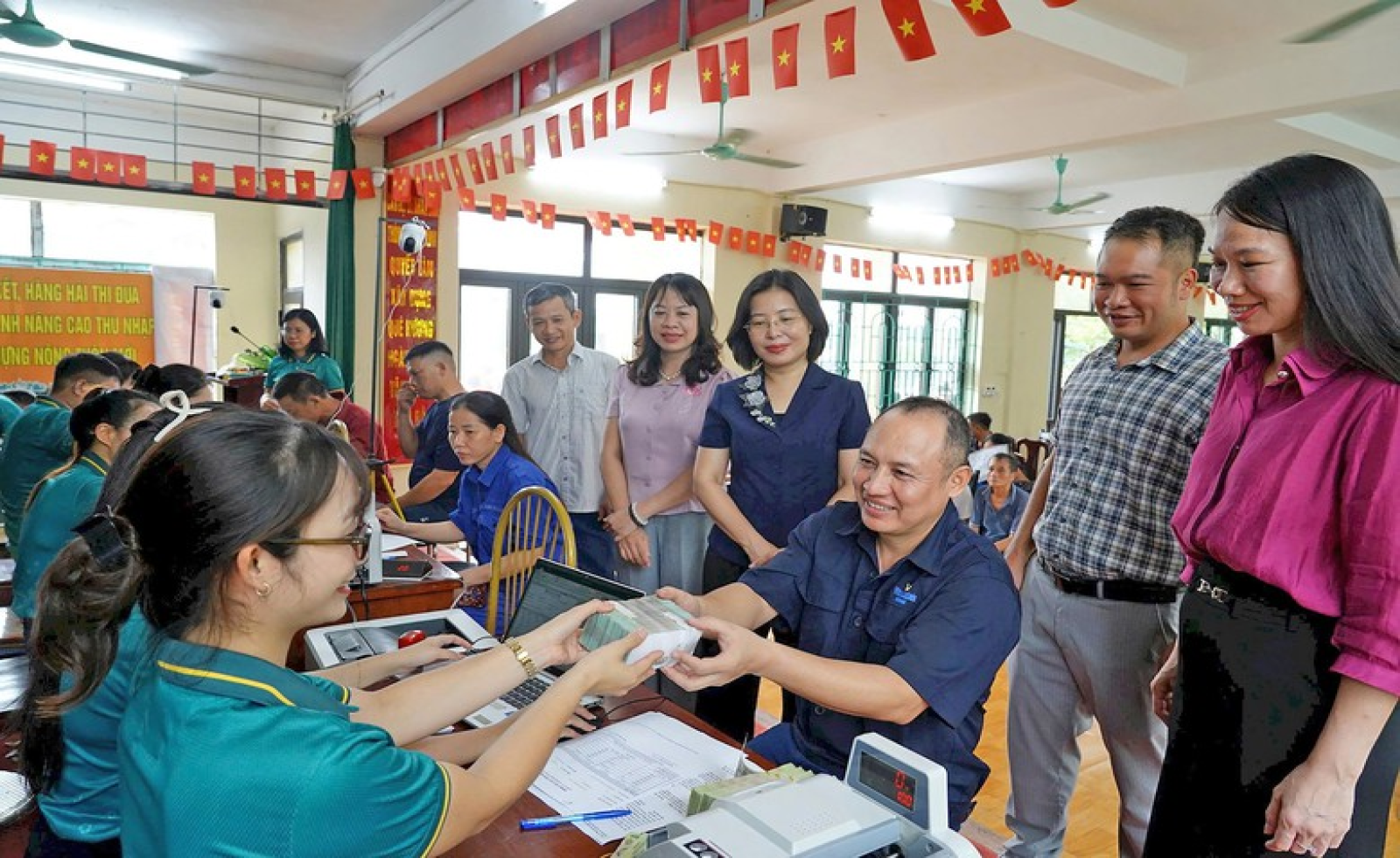 Từ “bồi thường” đến “tái thiết cuộc sống”
