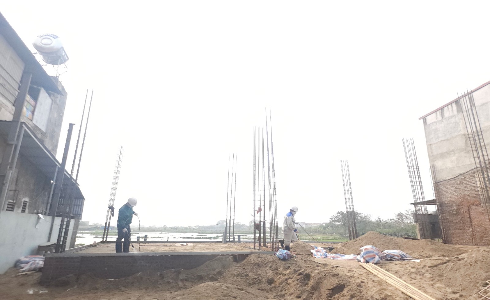 Xây nhà đừng quên chống mối từ móng