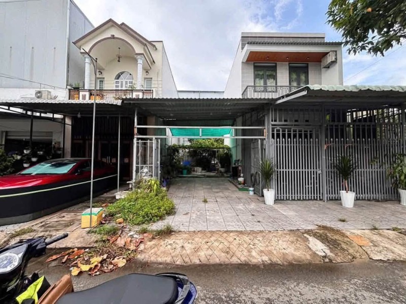 - Bán nền đường F4 KDC BÌNH NHỰT GẦN CÔNG VIÊN. Cách đường Võ Văn kiệt 150m, cách lộ 40m chừng 200 m. Gần siêu thị AEON đang chuẩn bị làm