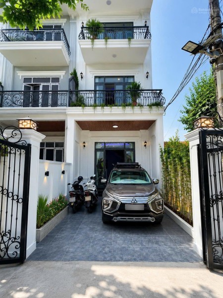 Bán nhà 3 tầng tân cổ điển full nội thất gần Phạm Văn Đồng, TP Huế Giá: 3,85 tỷ
