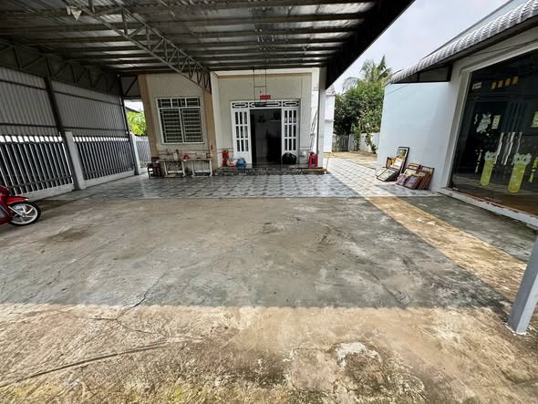 Bán nhà mặt tiền đường QL.80B Ngag 15m dài hơn 1 công đất. Giá siêu sale