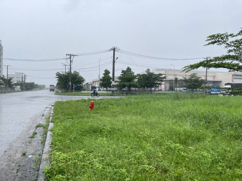 Bán nhà máy KCN Bến Lức Long An, dt hơn 5,2ha, mặt tiền hiếm có, sẵn nhà xưởng, VP, nhà ăn