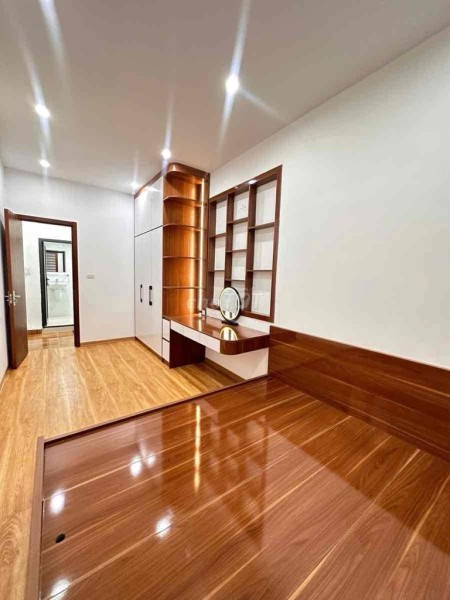 Cần bán nhà đẹp phố Vũ Trọng Phụng vài bước chân ra phố, 32m2x5 tầng