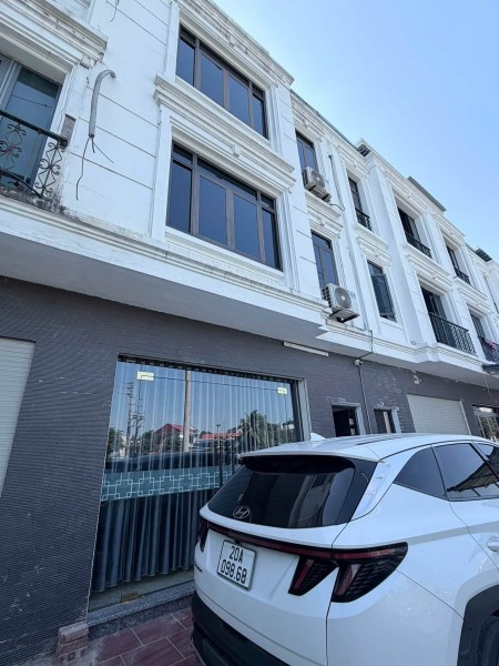 Cho thuê nhà 3 tầng 60m2, Một p khách, 3 phòng ngủ, 1 p bếp