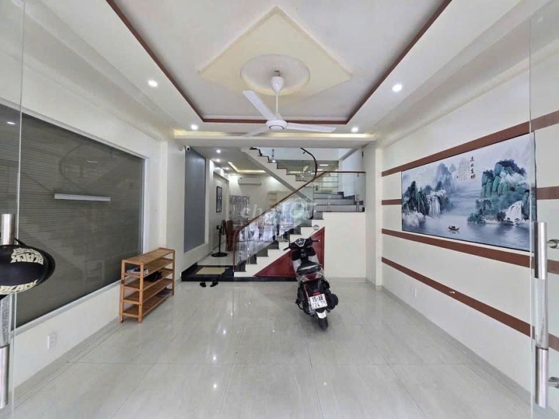 Cho thuê nhà phố Văn Cao, DT: 60m2, 3 p.ngủ full đồ.