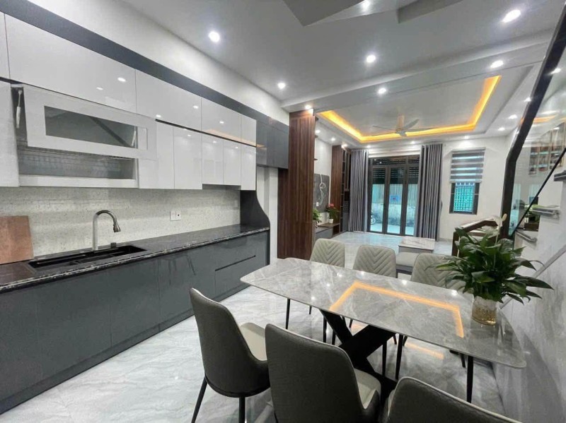 Cột 5 Hạ Long nhà 3 tầng, ô tô đỗ quanh