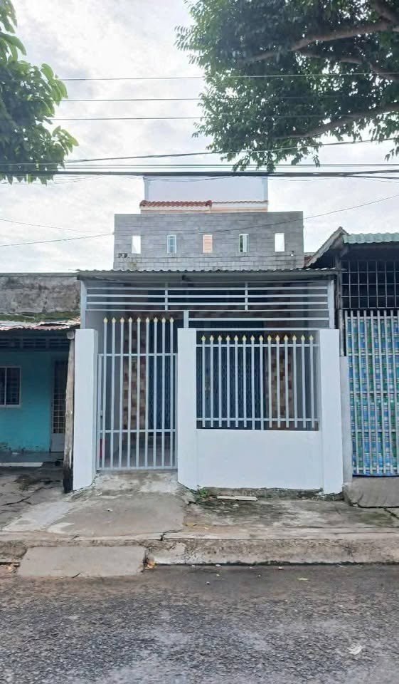👉Giá 1ty480 👉 Sổ Hồng có sẳn. Công chứng trong ngày  __BÁN NHÀ 1 TRỆT, 1 LẦU TRỤC CHÍNH ĐƯỜNG HUỲNH VĂN ĐẠT. PHƯỜNG BÌNH MINH VLONG - Ảnh 1