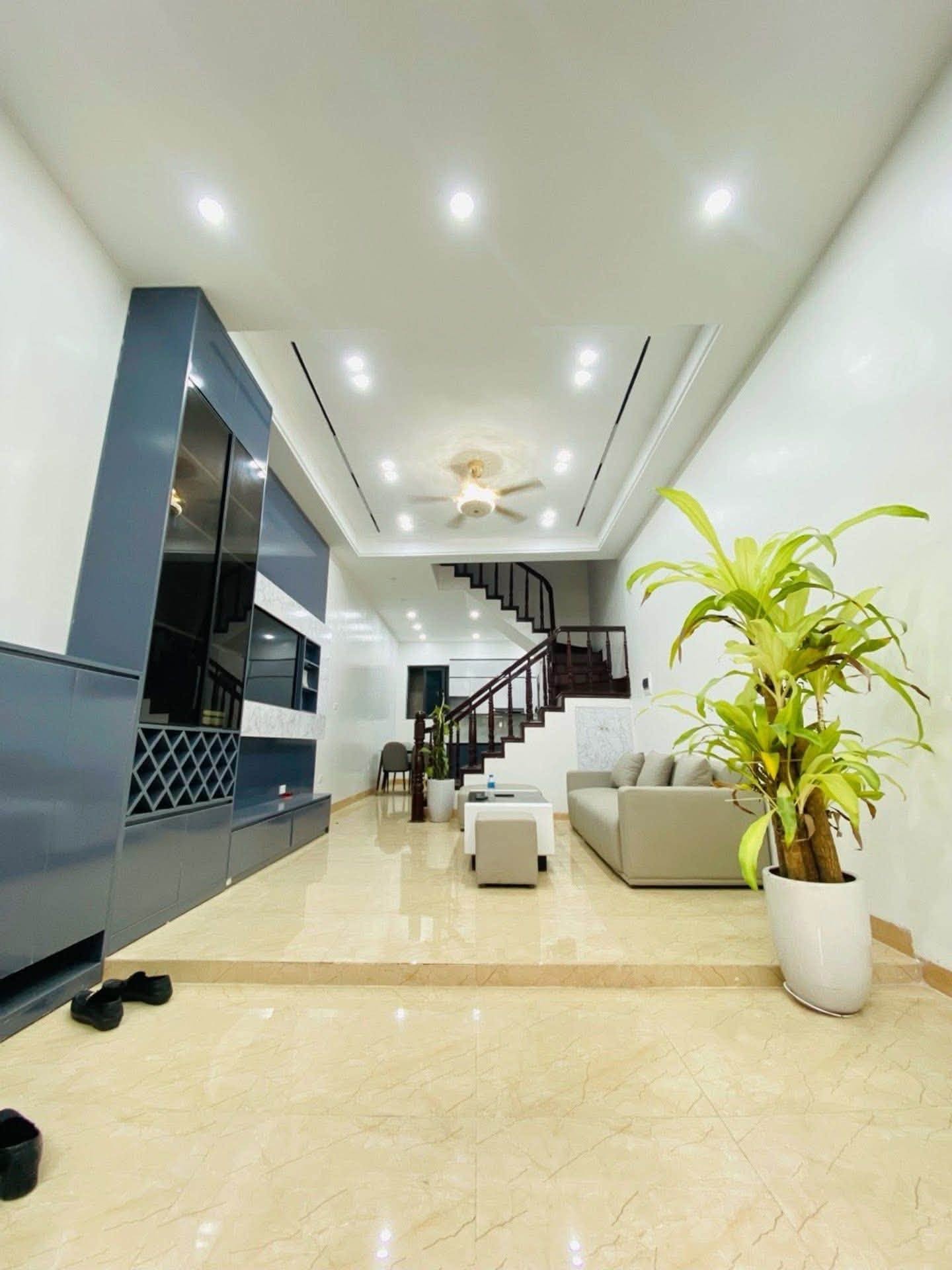 Nhỉnh 5 tỷ 4 Tầng 100m trung tâm Hòn Gai, Ô tô đỗ ngày đêm - Ảnh 1
