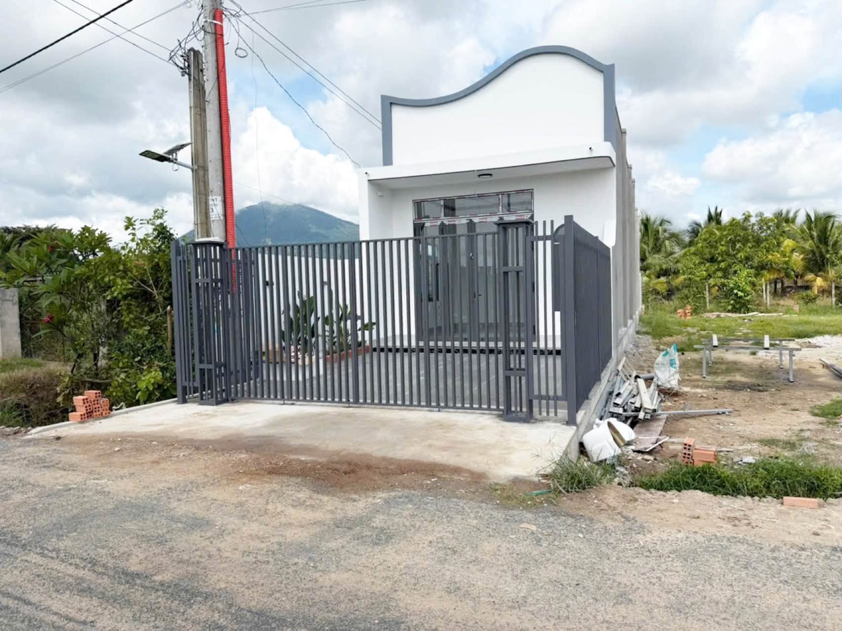 ☘️Nhà Mới 100% Nằm Ngay mặt tiền Nhựa 20/20  Cách Trung Tâm Hành Chính xã Dương Minh Châu 800m - Ảnh 1