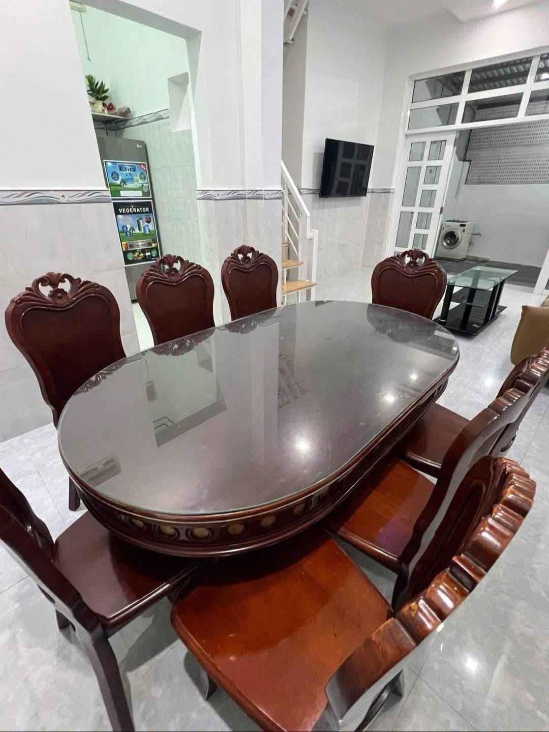 Hạ giá bán nhanh cho anh chị nhà phố Trung Tâm Nha Trang gần chợ Xóm Mới - Chợ Lạc Long Quân . Đi bộ ra biển chỉ 10p .