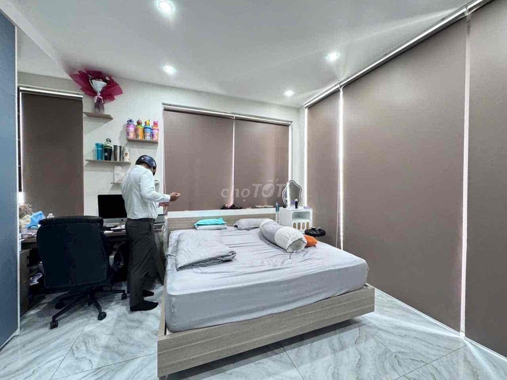 BÁN NHÀ GÓC 2 Mặt Tiền có Thang máy Thủ Đức