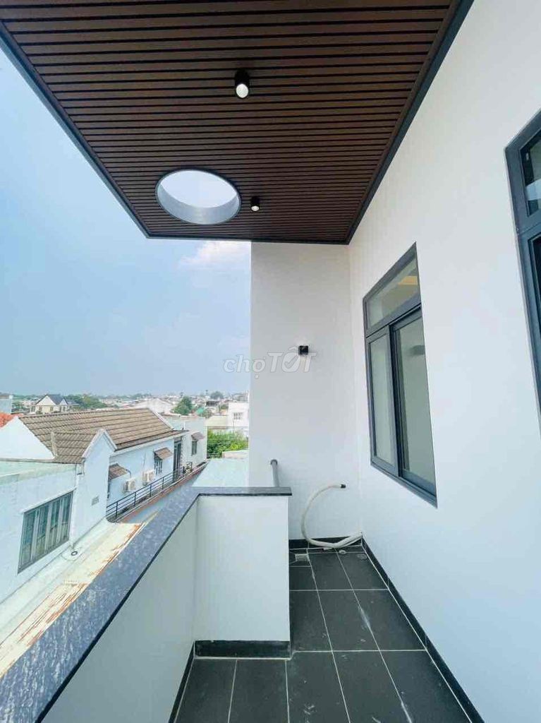 Nhà phường Bửu Hoà - 1 trệt 2 lầu có sân đậu xe hơi