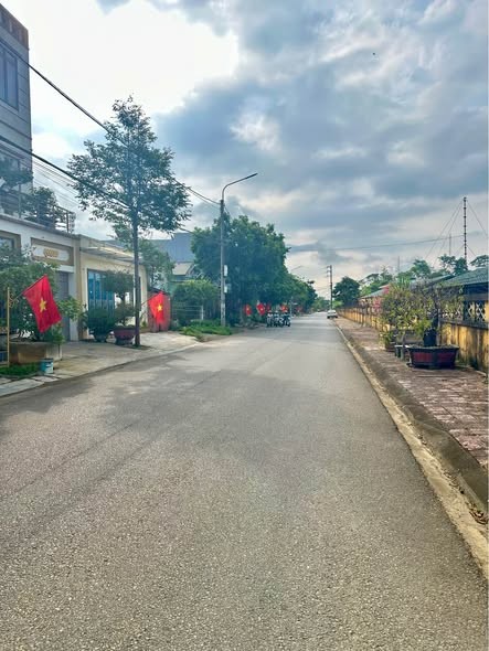 LÔ ĐẤT QUÁ RẺ VỪA Ở VỪA KINH DOANH MÀ CHỈ CÓ 1 TỶ 4XX TỔ 18 TÂN PHONG( CŨ) LAI CHÂU - Ảnh 2