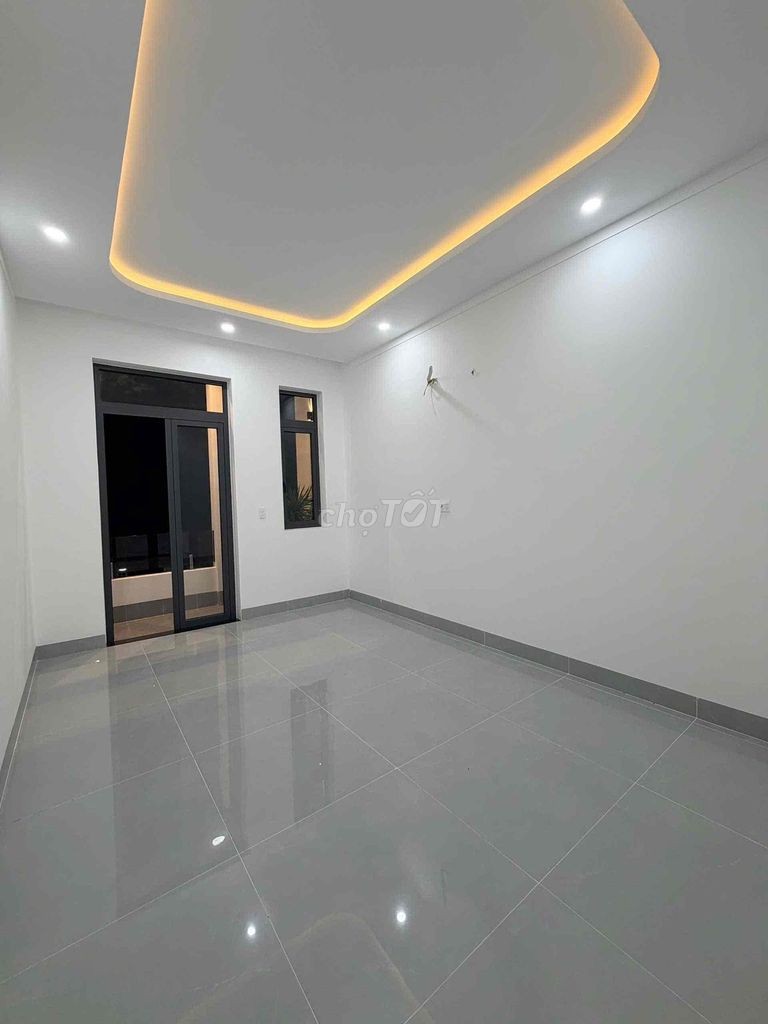 Bán nhà phường Tân Phong 4 x 31 rộng có sân đậu xe