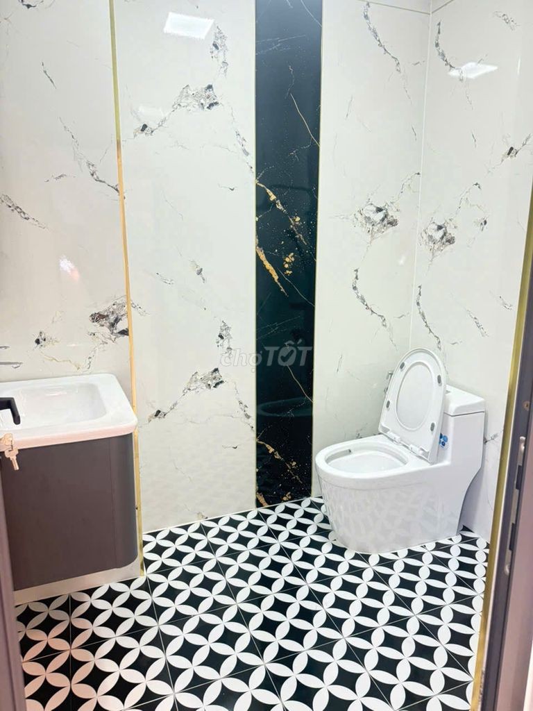 Bán gấp căn nhà 1 trệt 1 lầu xây dựng kiên cố ngay Cổng Chào B.Dương - Ảnh 1