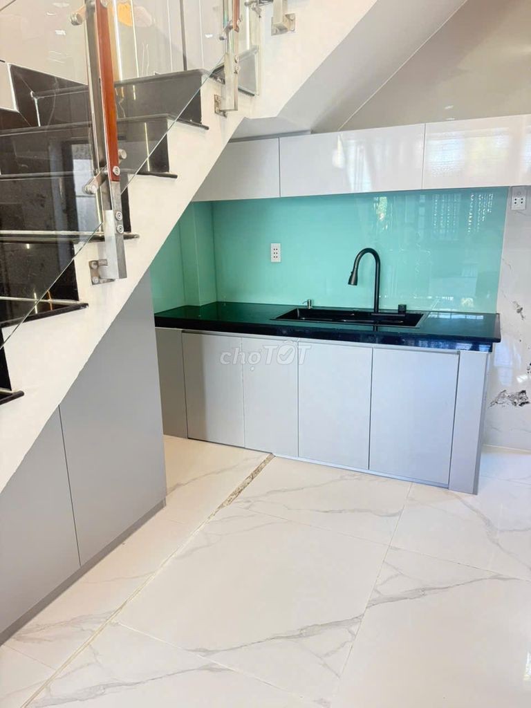 Bán gấp căn nhà 1 trệt 1 lầu xây dựng kiên cố ngay Cổng Chào B.Dương - Ảnh 3