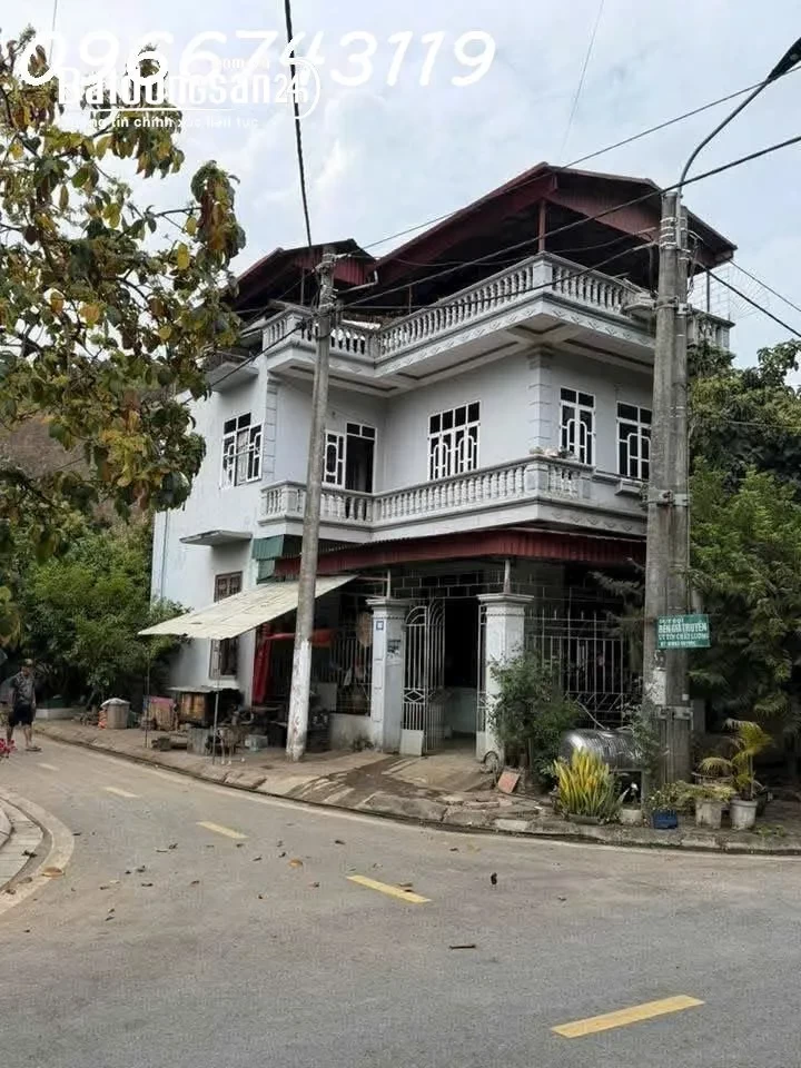 Cắt lỗ bán gấp căn nhà đẹp 3 tầng tại Thị Xã Mường Lay, Tỉnh Điện Biên, DT 95 m2, giá chỉ 1,3 tỷ.