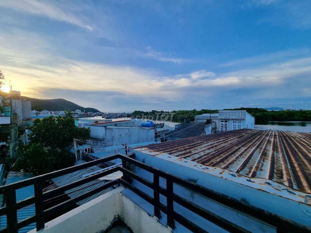 Nhà mặt tiền Trần Quốc Toản, 101m², 3PN, sân thượng thoáng - Ảnh 2
