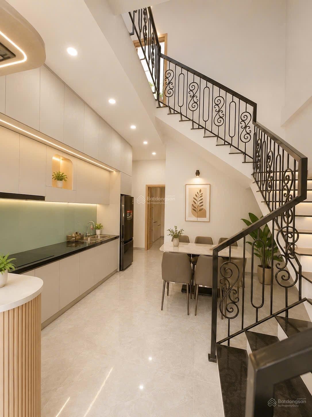 Bán nhà 3 tầng tân cổ điển full nội thất gần Phạm Văn Đồng, TP Huế Giá: 3,85 tỷ - Ảnh 3