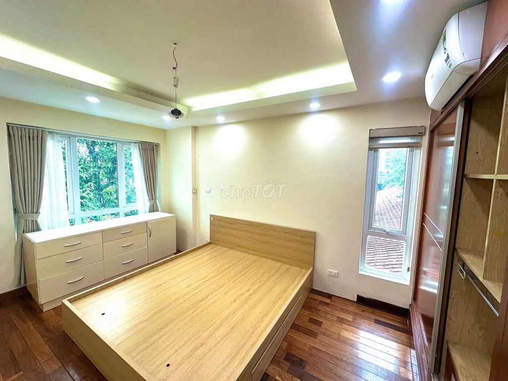 Tôi bán nhà phố Cát Linh Hào Nam 3 bước ra phố, trước nhà SH quay đầu