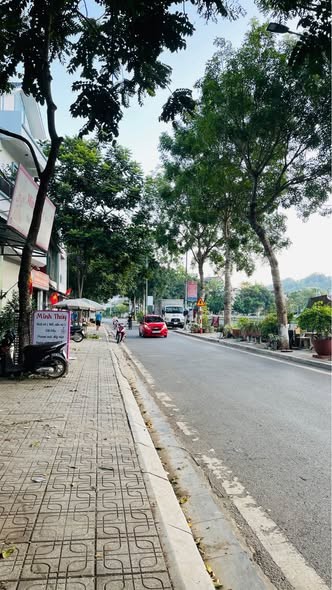 Bán căn nhà c4 mặt kè đối diện Shinning Sơn La