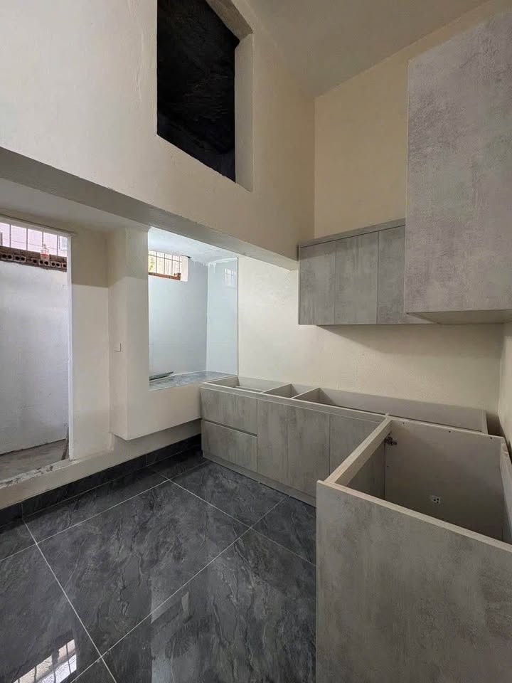 Nhà mái bằng phường nam ngạn cũ . Oto đậu cửa