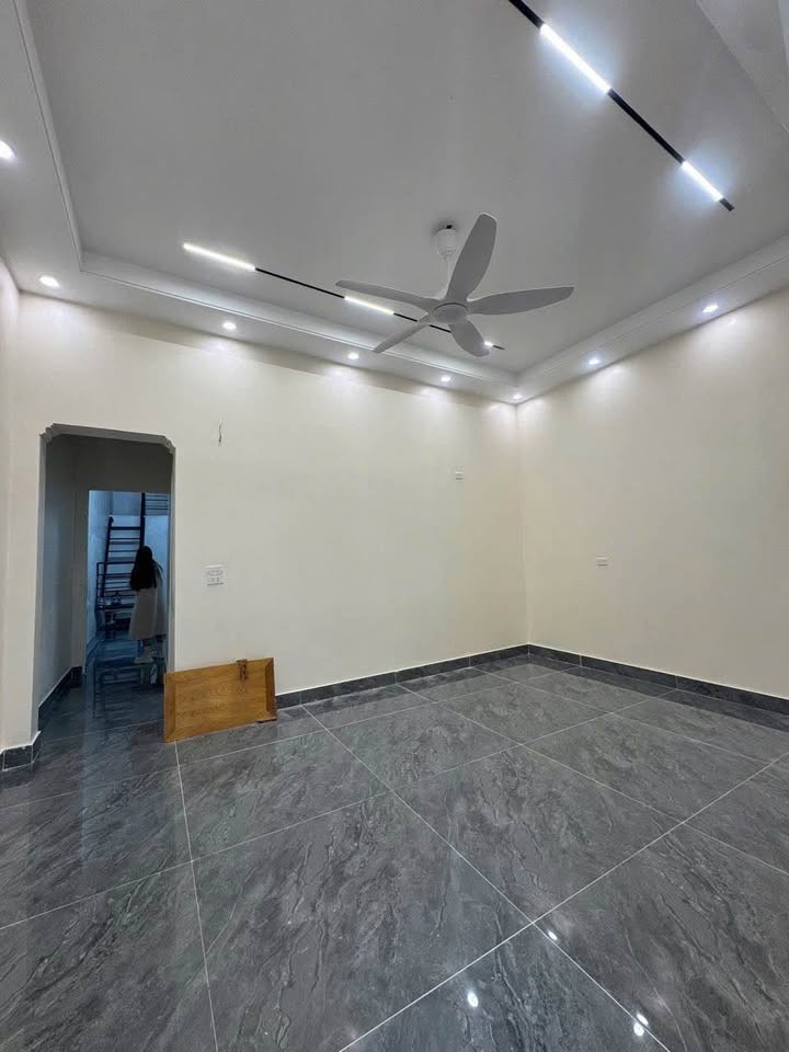 Nhà mái bằng phường nam ngạn cũ . Oto đậu cửa