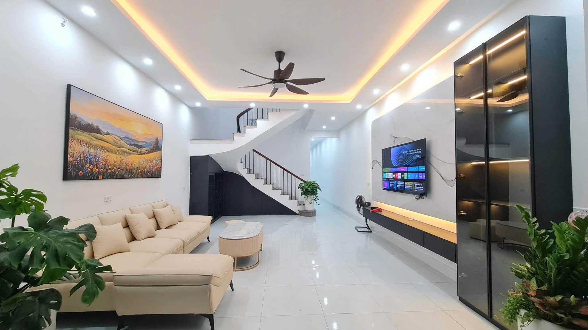 Sẵn nhà 2 tầng đẹp - Full đồ - sẵn ở