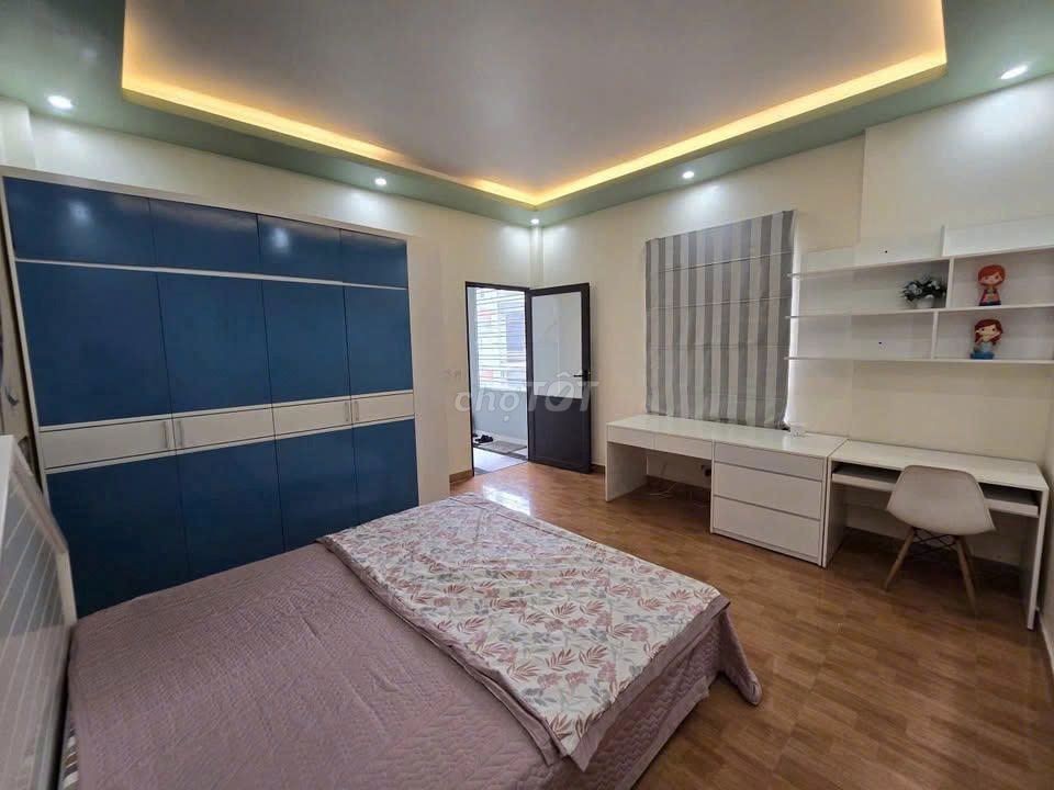 Cho thuê nhà phố Văn Cao, DT: 60m2, 3 p.ngủ full đồ.