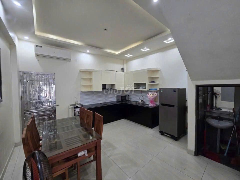 Cho thuê nhà phố Văn Cao, DT: 60m2, 3 p.ngủ full đồ.