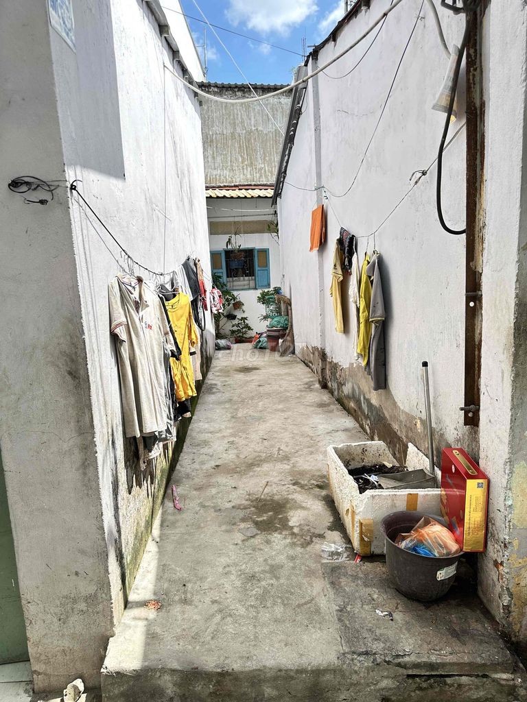 nhà 3 mặt tiền hẻm thông hết ngay chủ có sổ đỏ - Ảnh 2