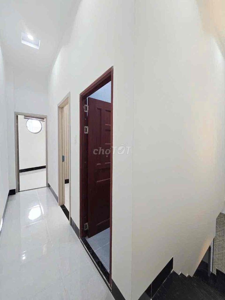 Nhà lầu xây mới mặt tiền đường 20m - Gần sân bay Cần Thơ