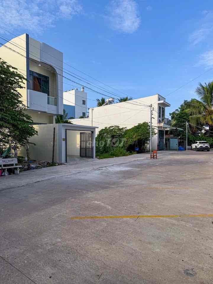 Nhà lầu rộng có sân đậu ô tô - Liền kề KDC Đại Ngân - Gần ĐH Y Dược - Ảnh 2